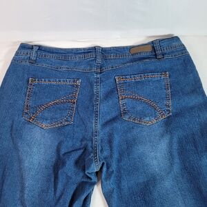 What About Me Womens cropped 5 pocket distressed jeans Size 18W_